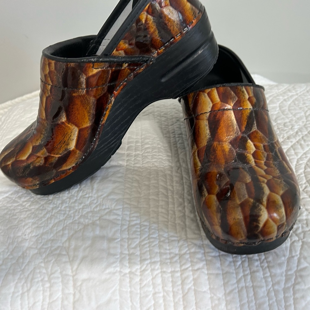 DANSKO CAMOUFLAGE CLOGS - Picture 2 of 6
